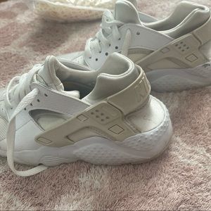 White nike hurraches